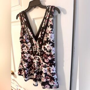 Bebe black floral V-Neck peplum top w/ side zip women’s sz Medium. Beautiful EUC
